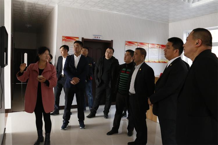 曹玉学董事长实地调研智慧村落项目.jpg 曹玉学董事长实地调研智慧村落项目.jpg