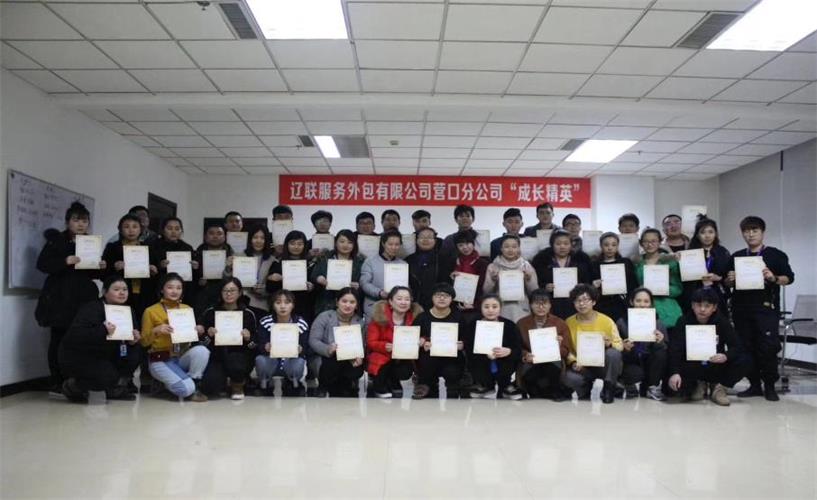 宣告毕业证合影.jpg 宣告毕业证合影.jpg