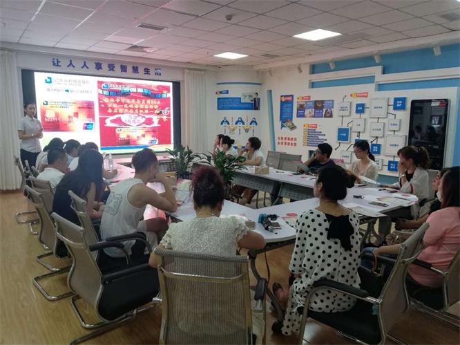 特邀联盟单元--辽东农商银行业务人员进行业务的宣传.jpg 特邀联盟单元--辽东农商银行业务人员进行业务的宣传.jpg