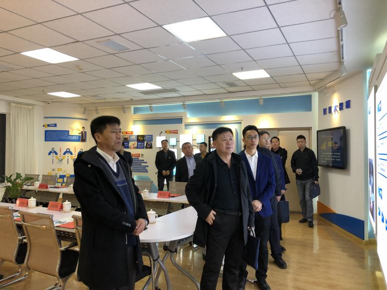 王学民区长一行听取集团各个项目介绍.jpg 王学民区长一行听取集团各个项目介绍.jpg